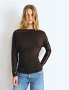 Camiseta cuello barco tachas