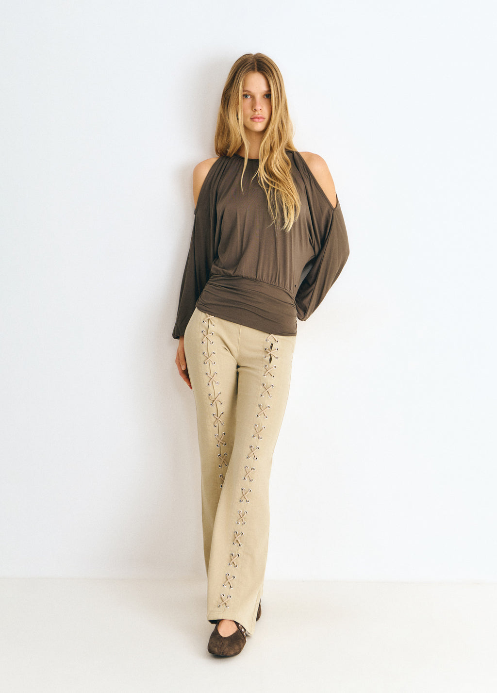 Blusa de viscosa con hombros descubiertos y frunce bajo en tono granate