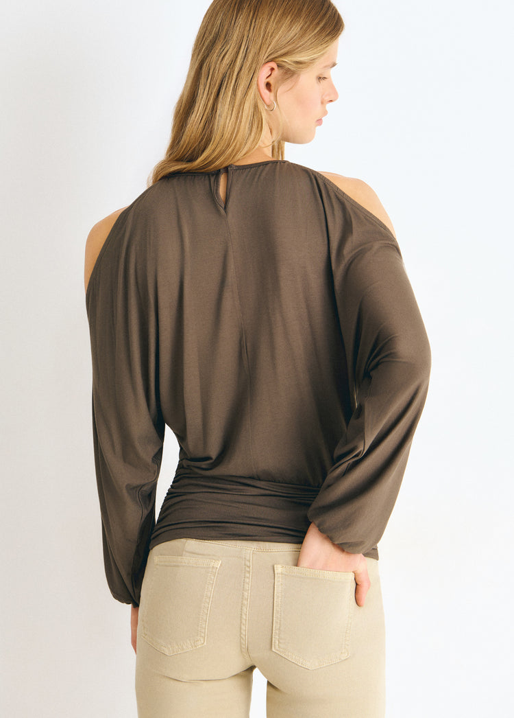 Blusa de viscosa en tono granate con hombros descubiertos y frunce bajo