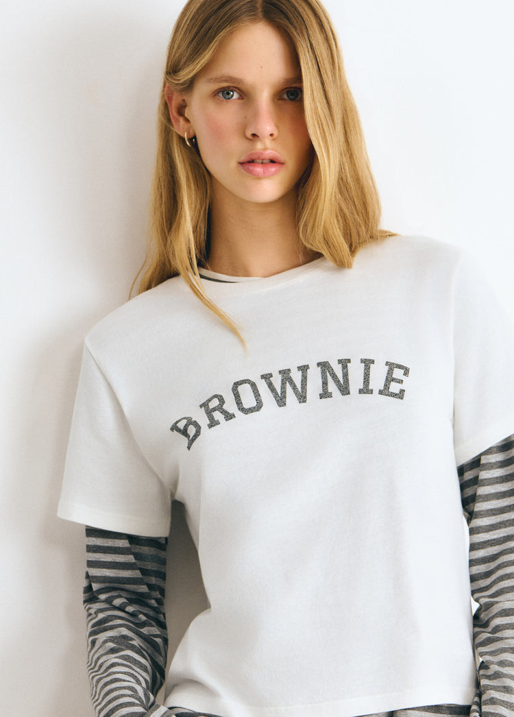 Camiseta blanca de manga corta con el texto brownie bordado en gris