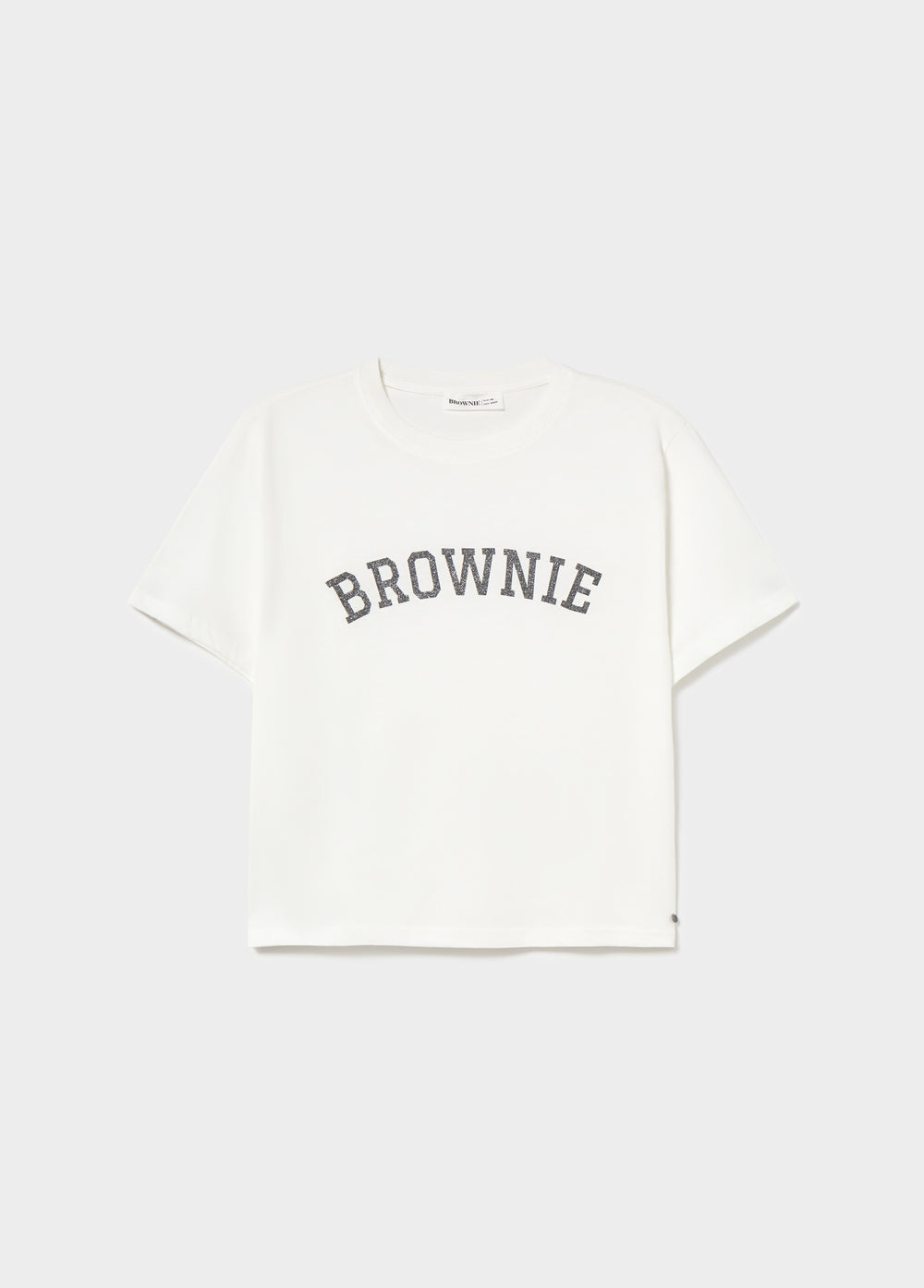 Camiseta blanca de manga corta con el texto brownie bordado en gris
