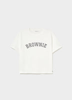Camiseta blanca de manga corta con el texto brownie bordado en gris