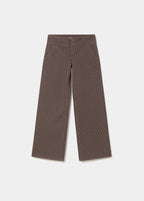 Pantalón de pinza marrón con rayas finas y corte ancho visto de frente