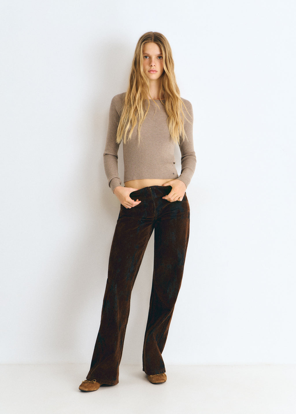 Pantalón vaquero de corte ancho y largo en tono marrón con textura flock