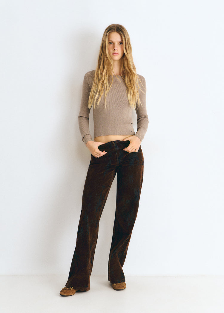 Pantalón vaquero de corte ancho y largo en tono marrón con textura flock