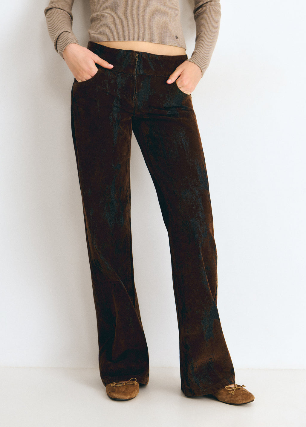 Pantalón vaquero de corte ancho en marrón con textura flock visto de frente