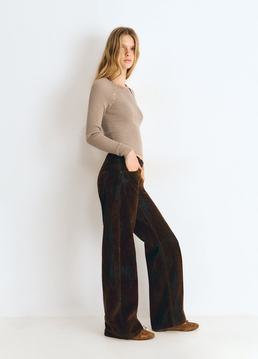 Pantalón vaquero de corte ancho en marrón visto de perfil