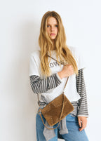 Bolso estrella de color taupe oscuro con tachitas colgado al hombro