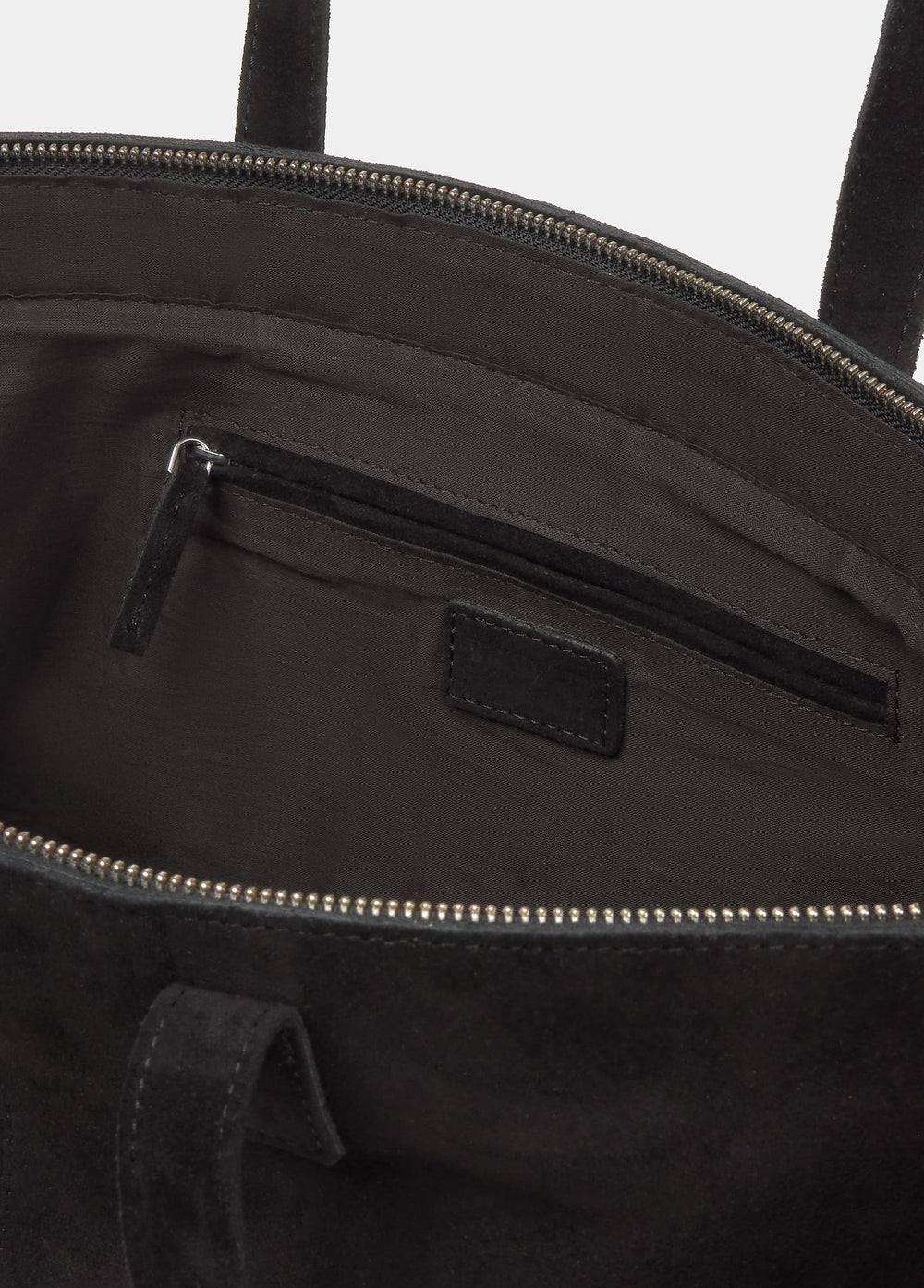 Bolso shopper negro con diseño de alas decoradas con tachas plateadas lucido en el lateral