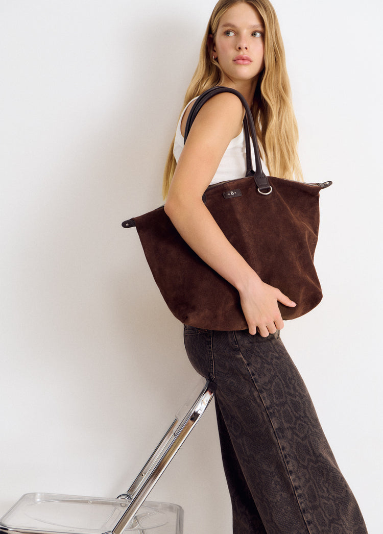 Bolso shopper de serraje color chocolate luciendo su perfil lateral con asas sobre el hombro