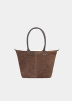 Bolso shopper de serraje color chocolate luciendo su perfil lateral con asas sobre el hombro