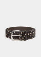 Cinturón de piel marrón con estampado animal y hebilla metálica lucido sobre modelo