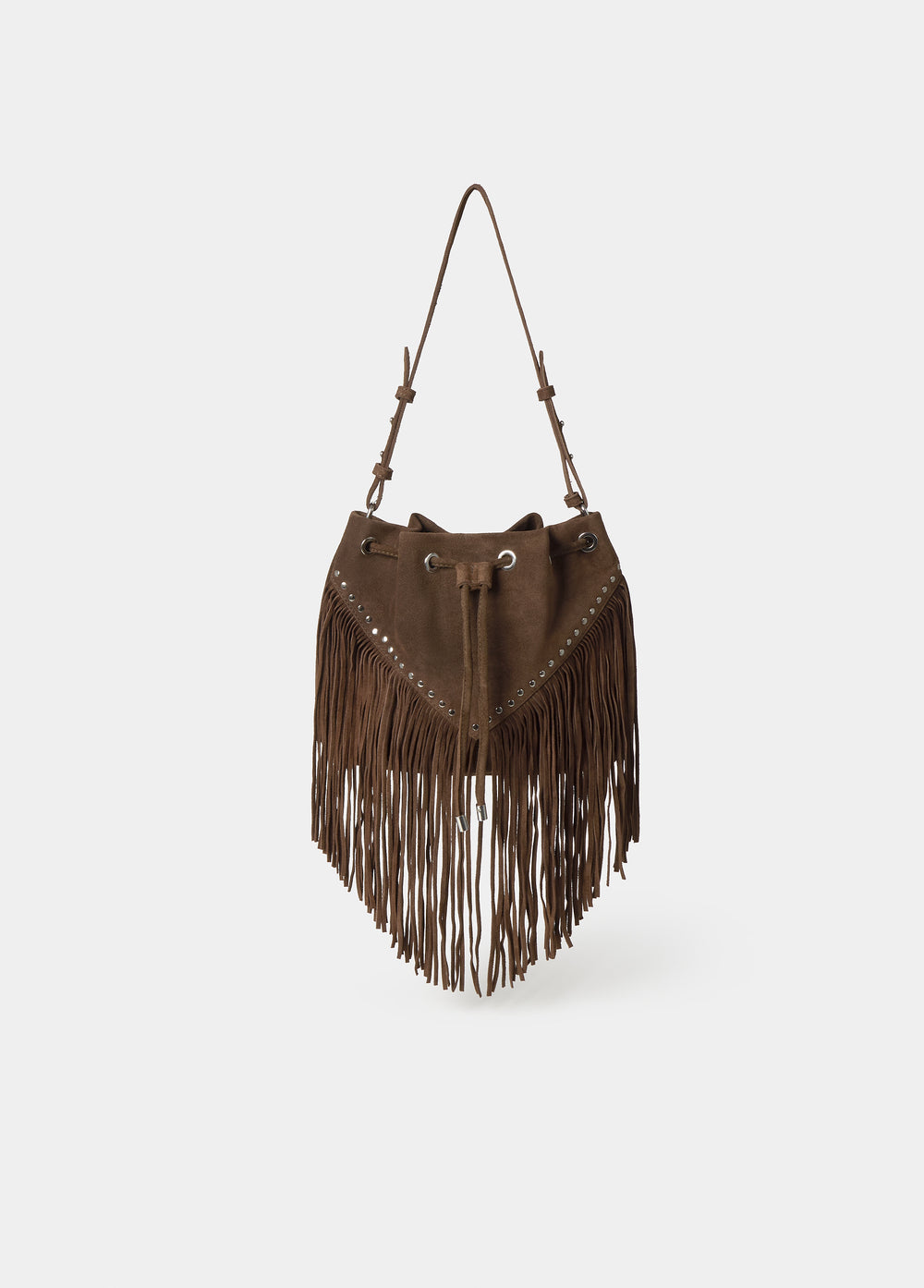 Bolso saco de color marrón con flecos y remaches, visto de perfil sobre el hombro