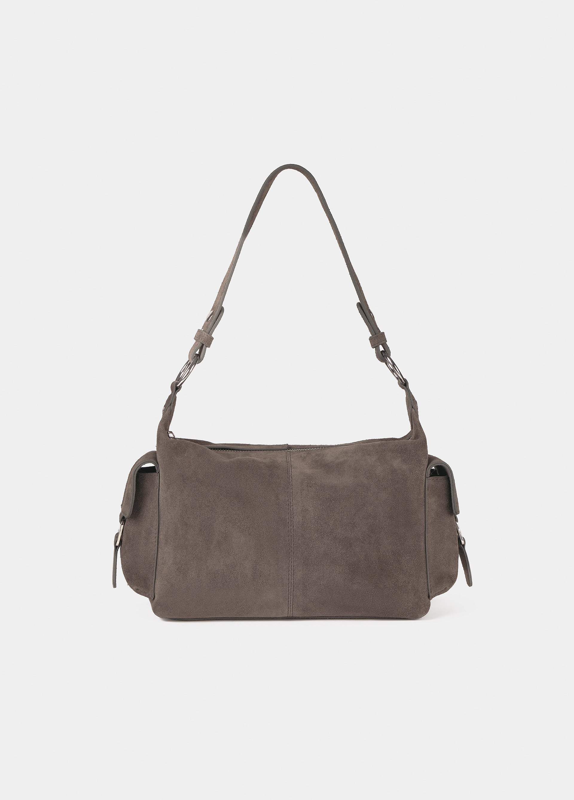 Bolso de hombro en gris oscuro con bolsillo frontal y correa ajustable sobre modelo