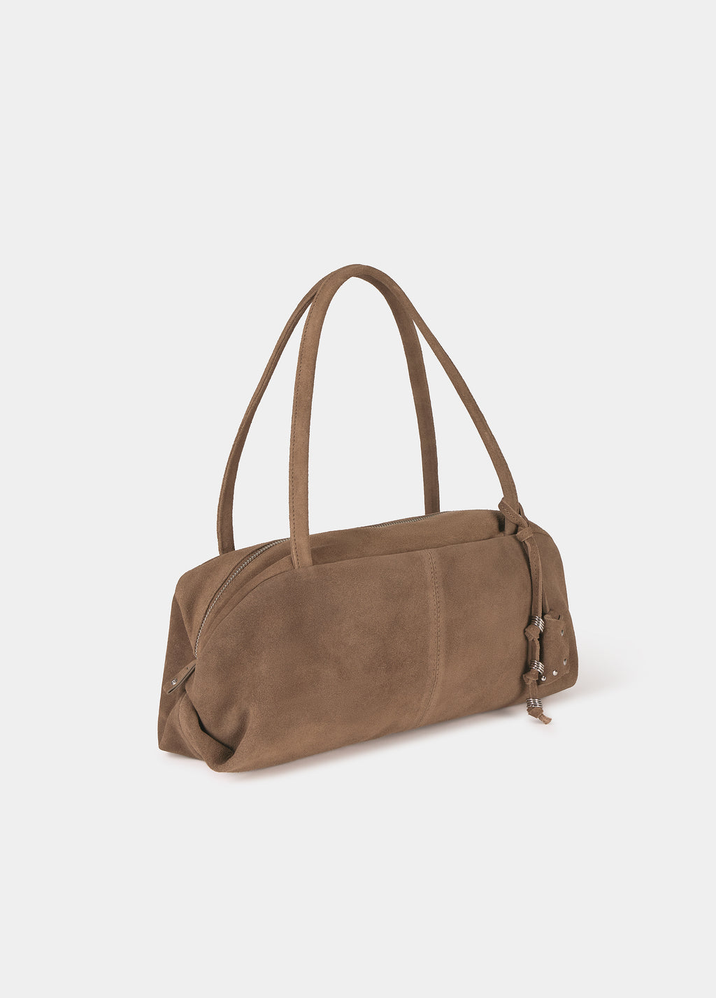 Bolso baguette de ante en tono taupe con asas altas y detalles metálicos en el lateral