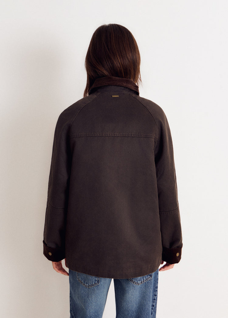 Vista posterior de la chaqueta encerada marrón con cuello de borrego
