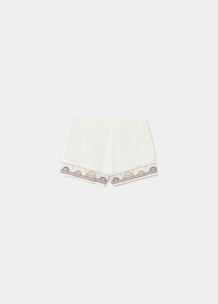Short blanco de tiro alto con bordados de arcoíris en los bajos de las piernas