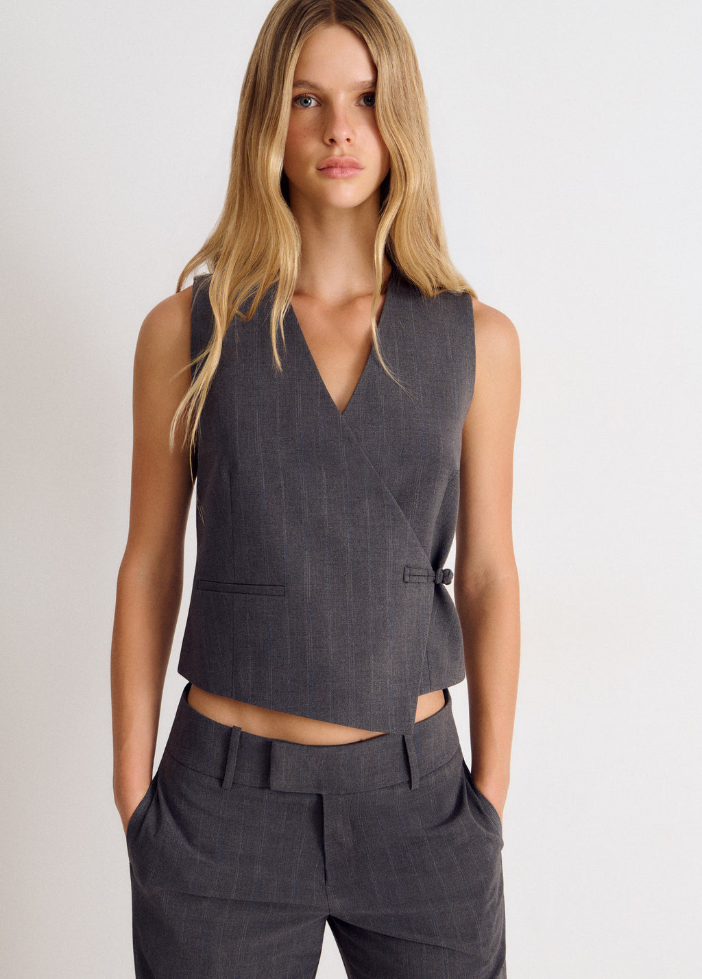 Wrap vest with toggle fastenings