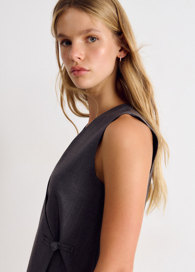 Wrap vest with toggle fastenings
