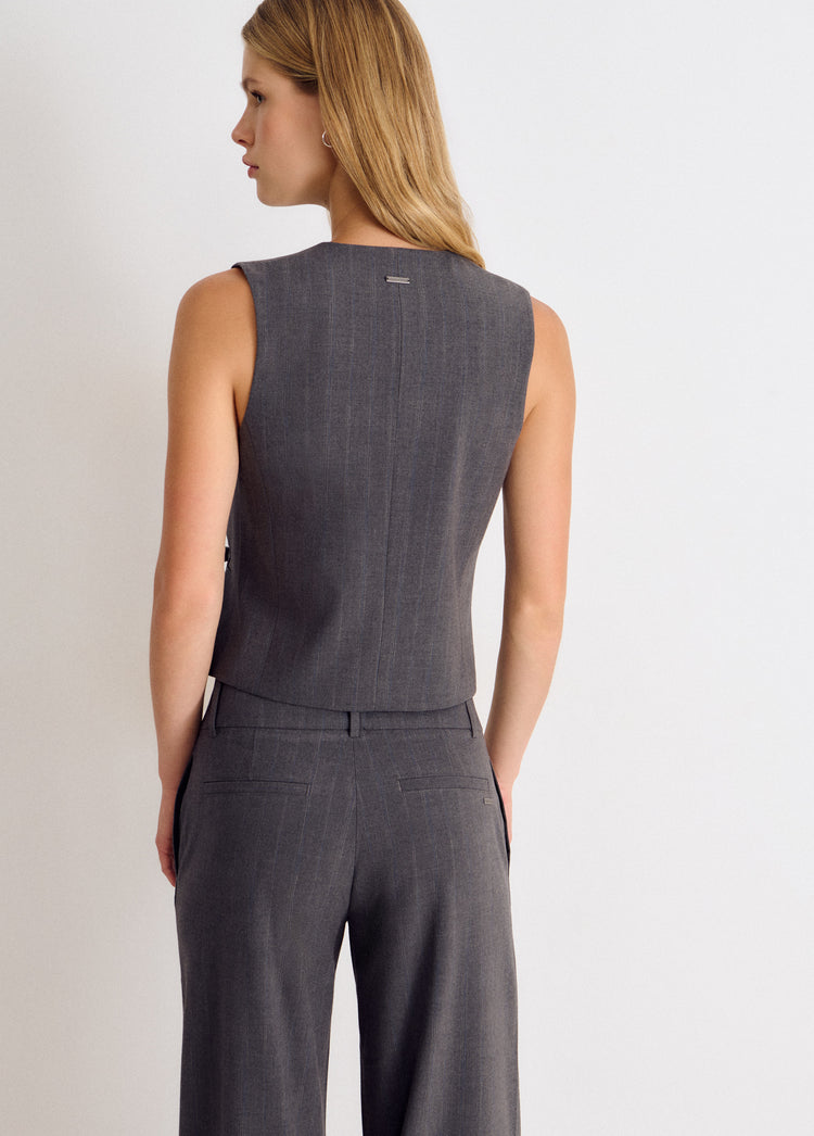Wrap vest with toggle fastenings