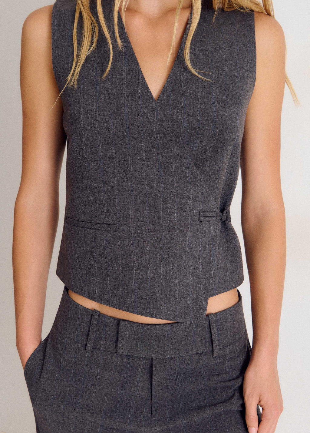 Wrap vest with toggle fastenings