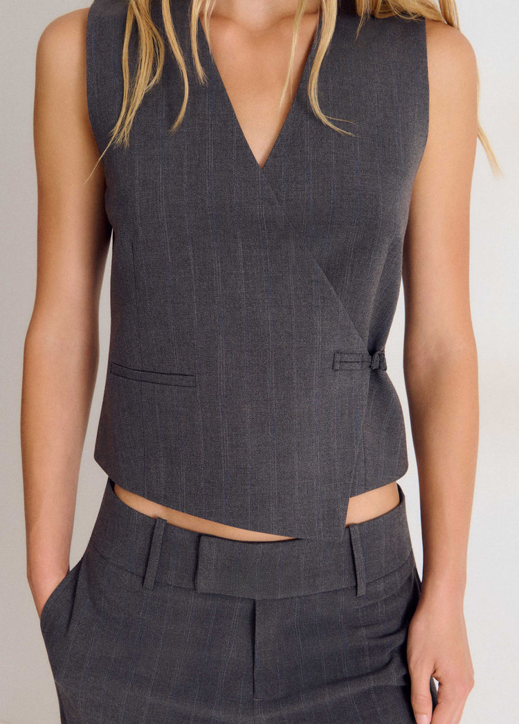 Wrap vest with toggle fastenings