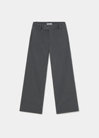Pantalón gris de corte wide leg con caída fluida y tiro alto, visto en su totalidad sobre fondo urbano