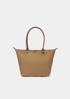 Bolso shopper camel de gran tamaño luciendo su asa de cuero y detalle metálico