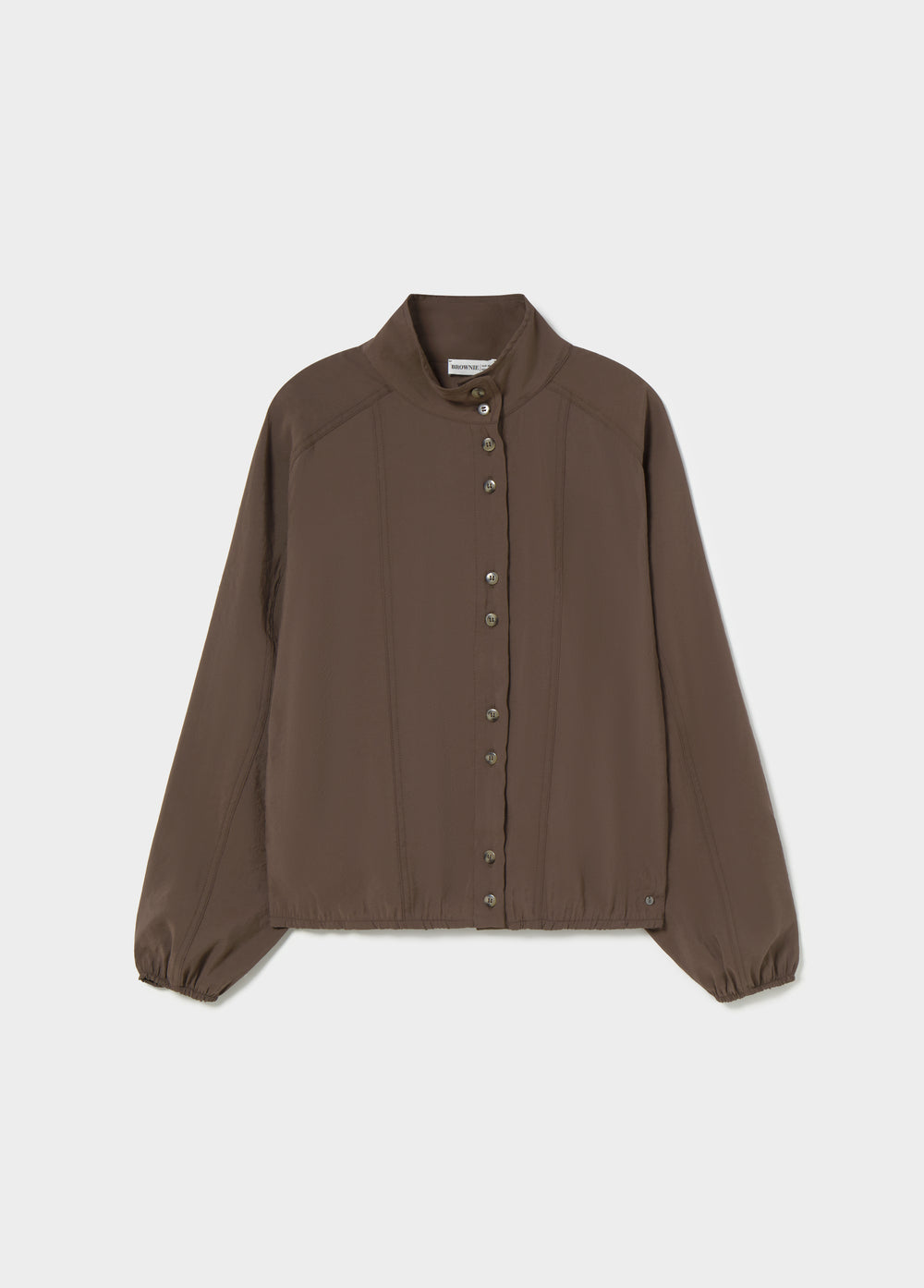 Blusa de manga larga y cuello alto en marrón con botones metálicos en el frente