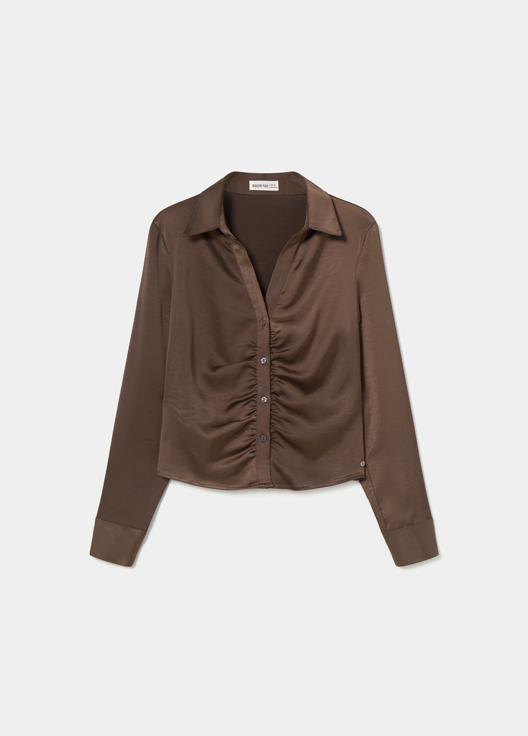 Blusa satinada marrón con frunce central y cuello clásico