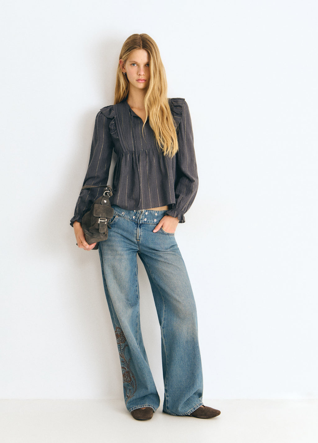 Blusa gris con volantes en los hombros y rayas lurex vista de cuerpo entero