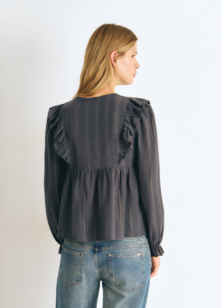 Blusa gris con rayas lurex vista por detrás destacando los volantes en la espalda