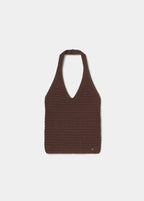 Top de crochet marrón de tirante halter y escote en V lucido sobre fondo blanco