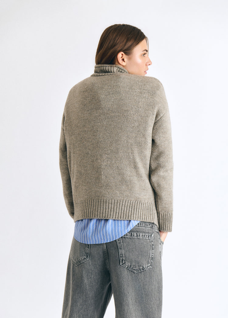 Knitted jacket with buttons