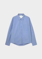 Camisa de rayas finas en azul con el cuello abierto y los puños remangados