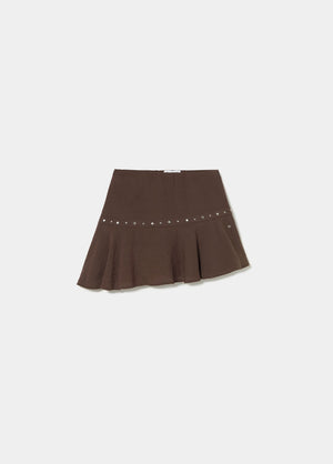 Falda corta bajo asimétrico tachas