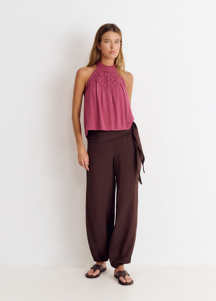 Top halter de color rosa con cuello y escote en crochet visto de frente