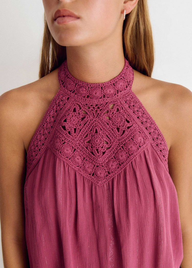 Top halter de color rosa con cuello de crochet y caída plisada