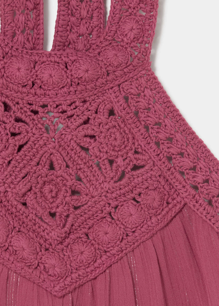 Top halter de crochet rosa con detalle de encaje floral en la parte superior