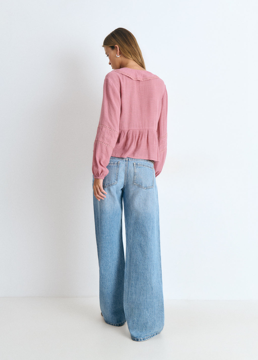 Blouse met volant en geborduurde mouwen
