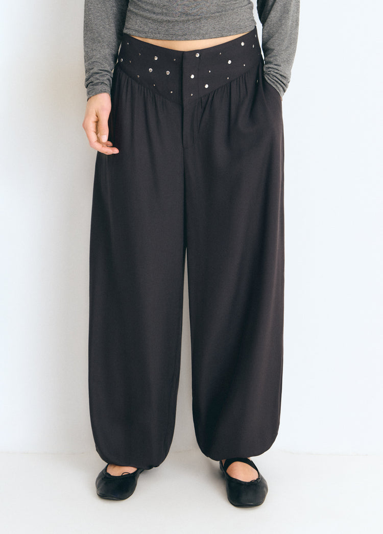Pantalons bombat amb cintura de tatxes