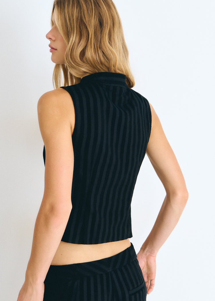 Top de tirantes y cuello alto en negro con rayas verticales visto de espaldas