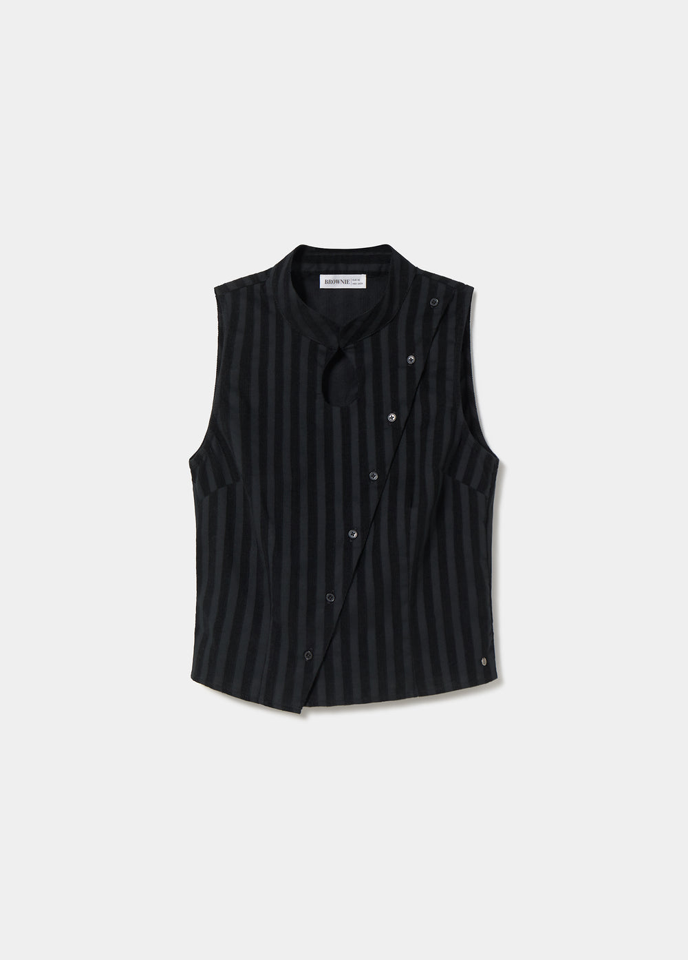 Top de rayas en negro con botones y escote con aberturas, visto de perfil