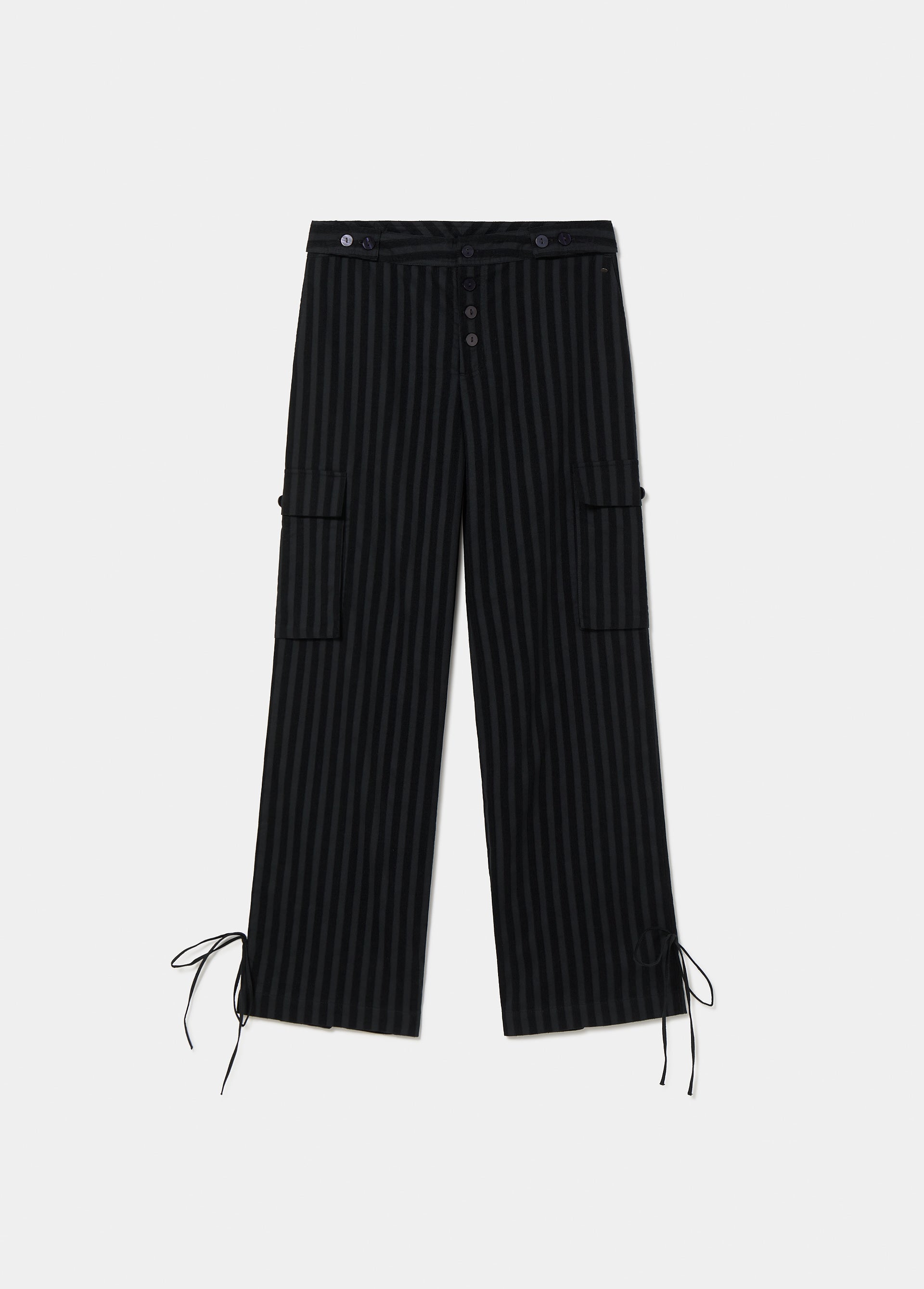 Pantalón cargo de rayas en pana negro lucido en su largo completo