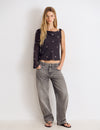 Blusa con borchie e fiori