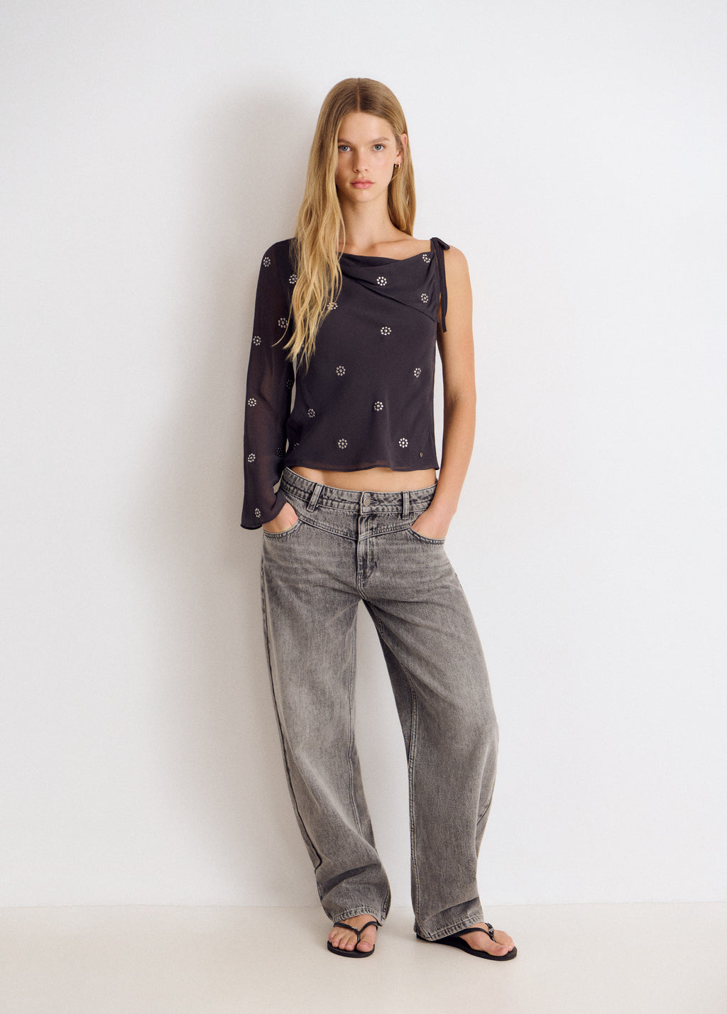 Blusa con borchie e fiori