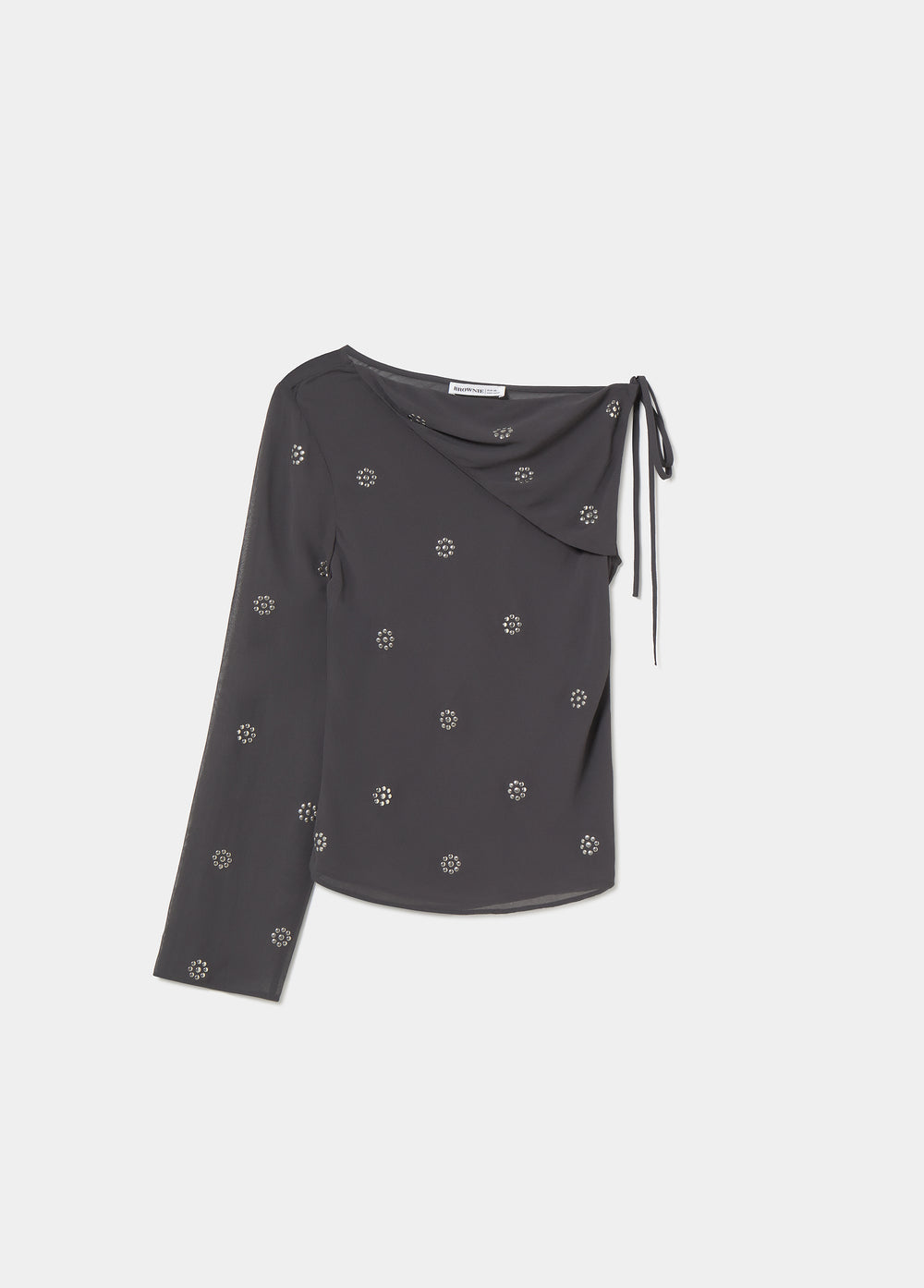 Blusa de solapa con tachas en gris, vista de cuerpo entero sobre fondo neutro