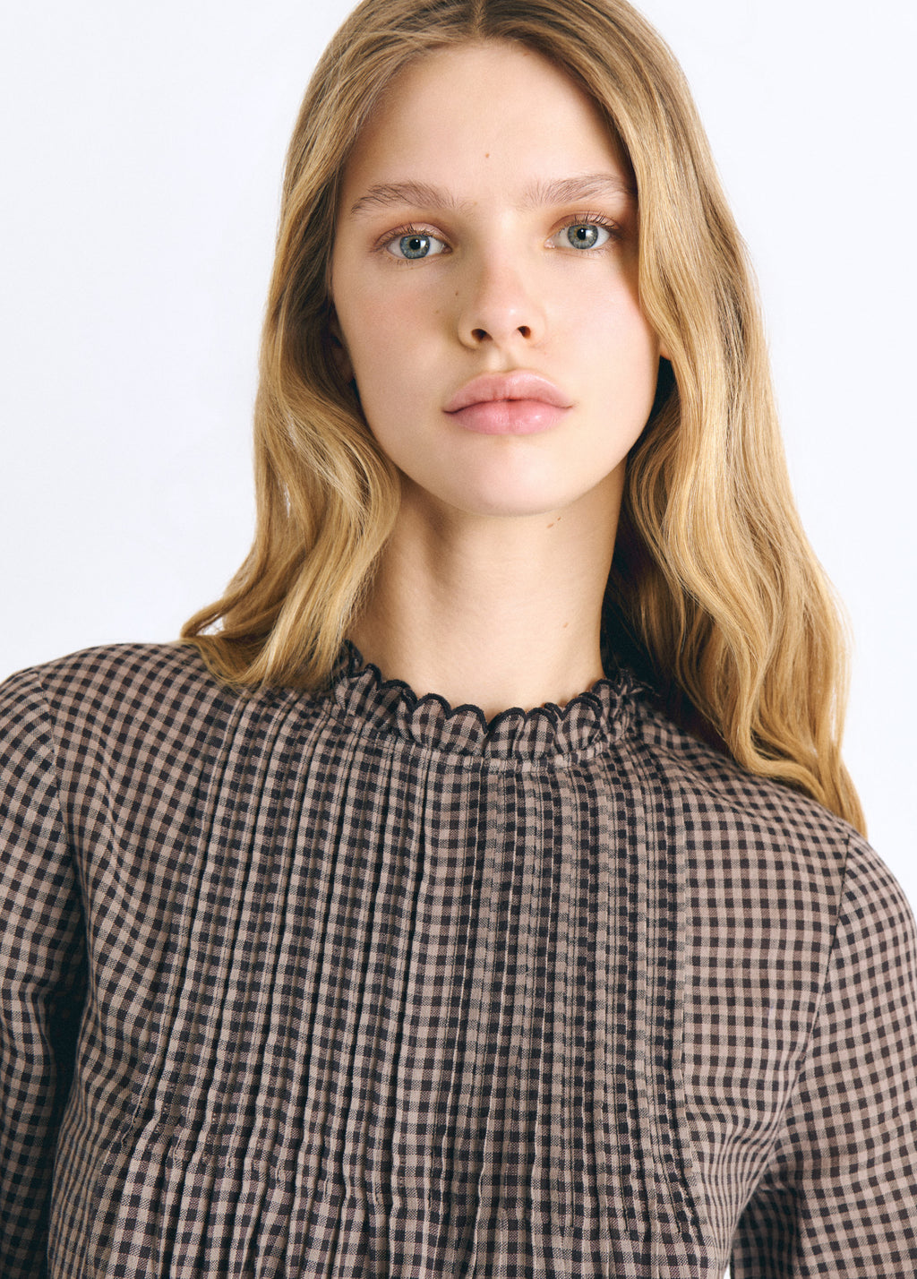 Bluse mit Karomuster und besticktem Saum