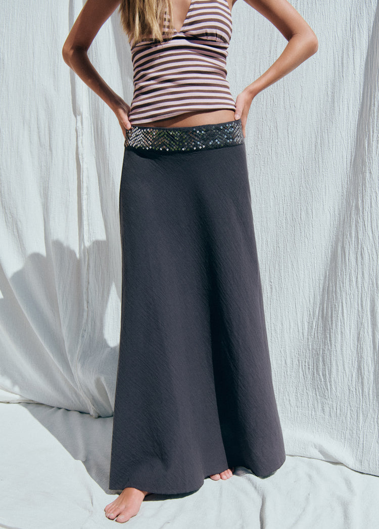 Long skirt waist detail