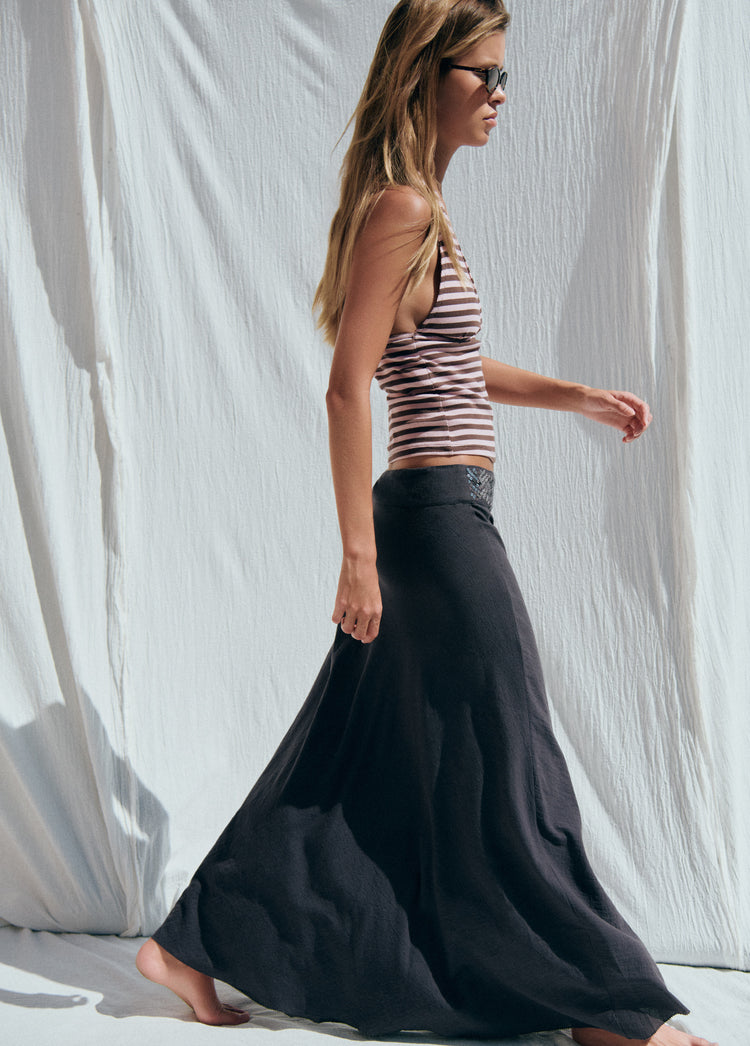 Long skirt waist detail